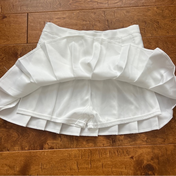 White Pleated Tennis Skirt - Picture 2 of 4